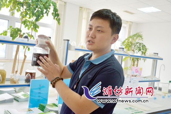 王曉凱正在介紹“旱地寶”的優(yōu)勢(shì)。